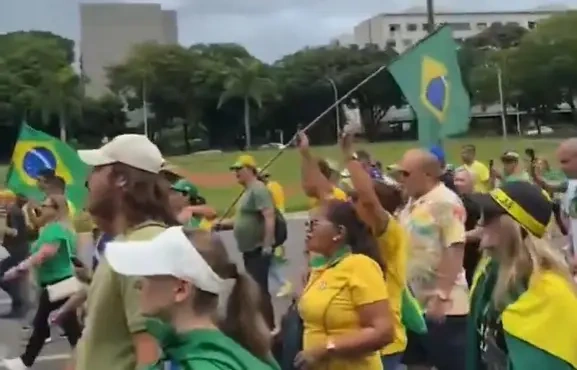 Manifestantes pedem anistia e criticam decisões do STF
