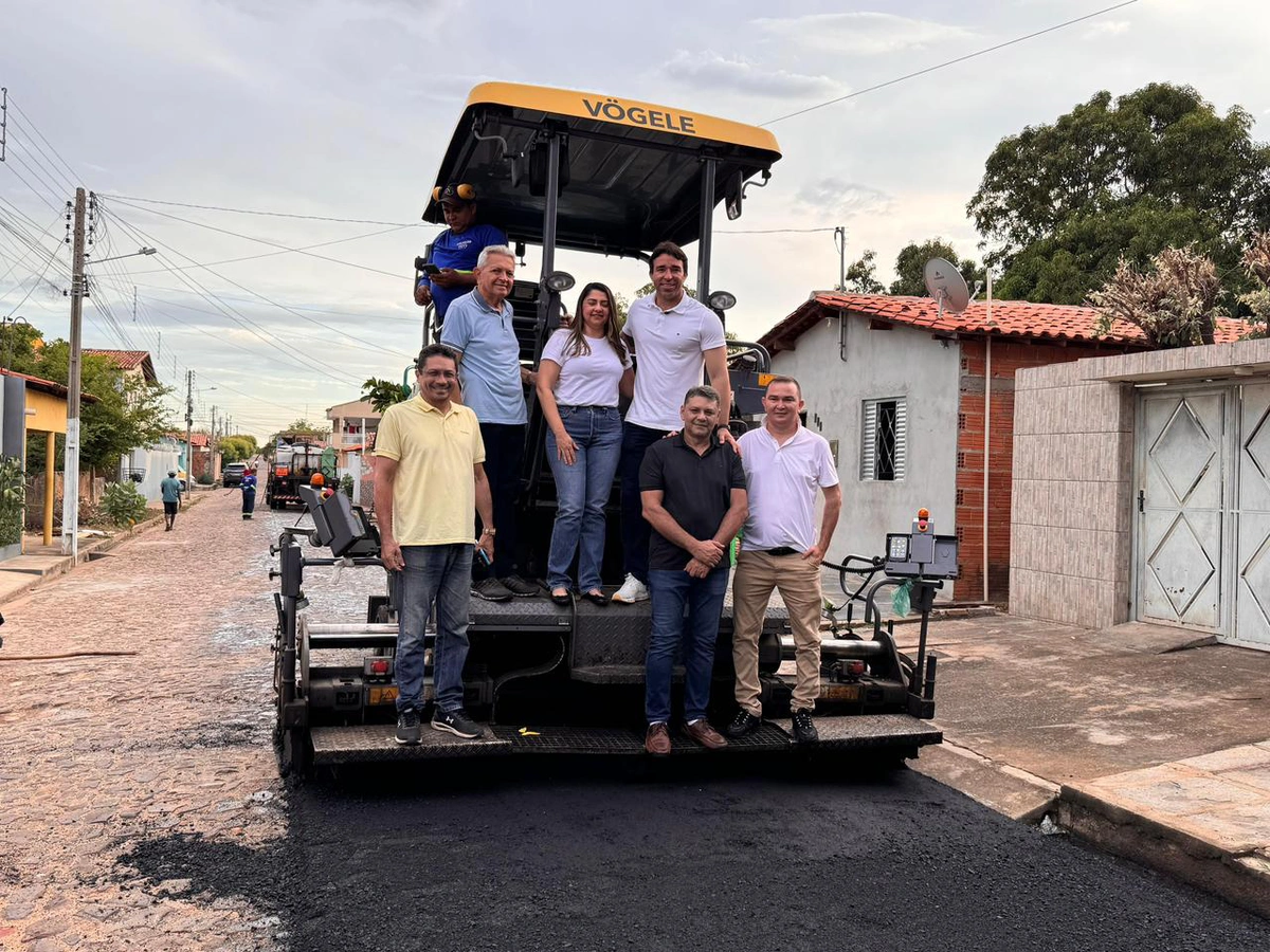 Marden Menezes vistoria obra de asfaltamento em Castelo do Piauí