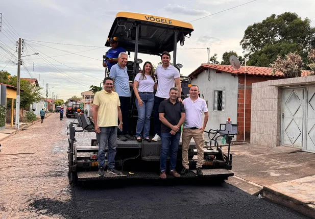 Marden Menezes vistoria obra de asfaltamento em Castelo do Piauí