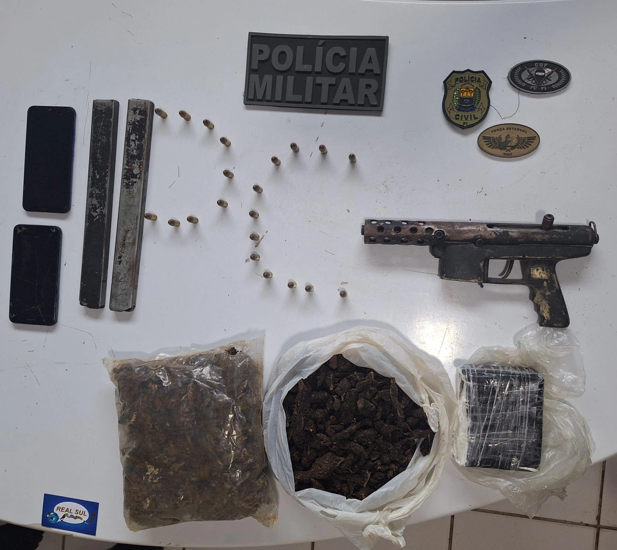 Material apreendido dentro de uma residência mantida por suspeitos ligados ao PCC