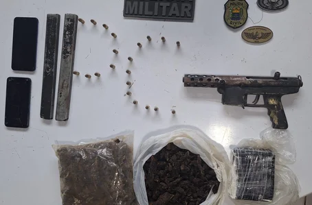 Material apreendido dentro de uma residência mantida por suspeitos ligados ao PCC