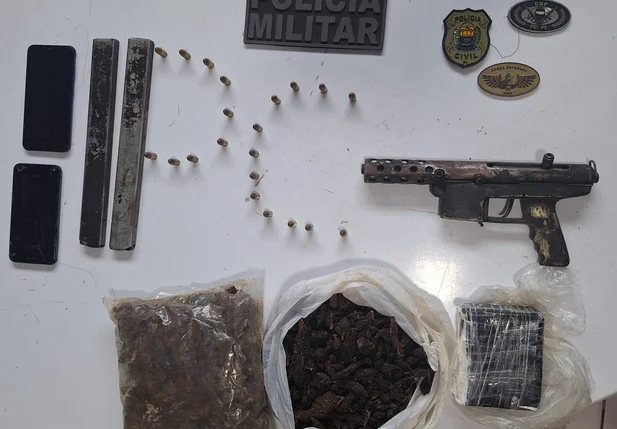 Material apreendido dentro de uma residência mantida por suspeitos ligados ao PCC