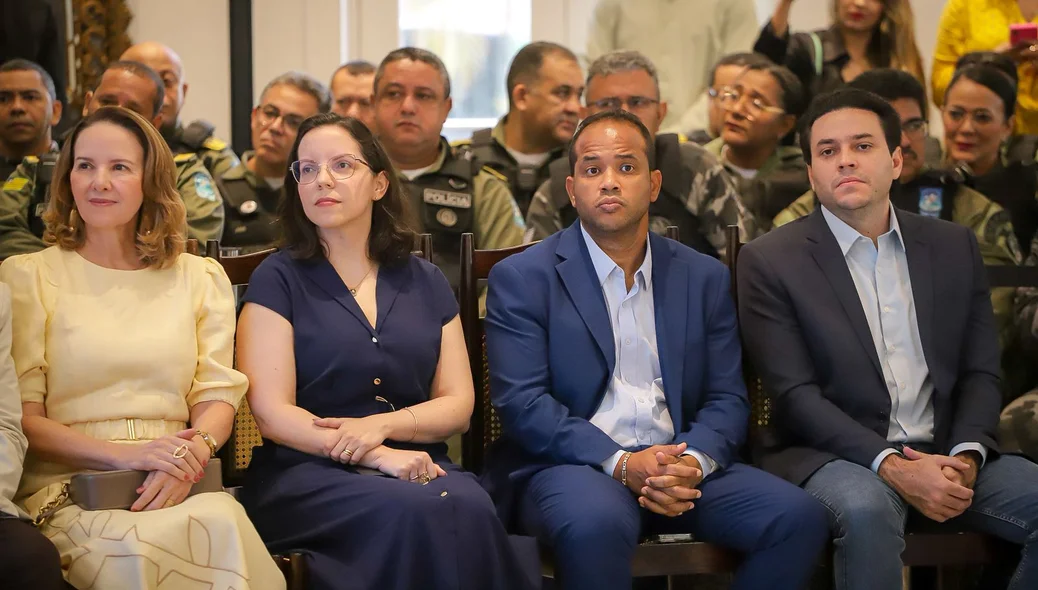 Membros de poderes que participaram do evento
