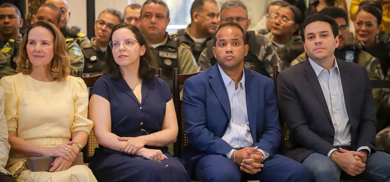 Membros de poderes que participaram do evento