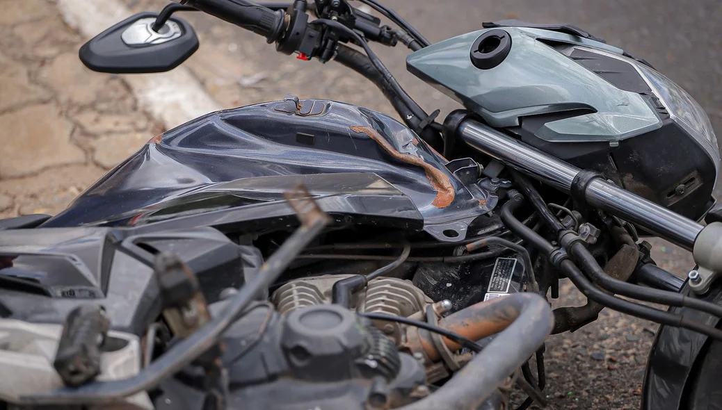 Moto ficou destruída