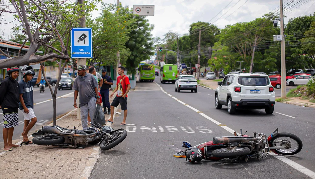 Motocicletas colidiram