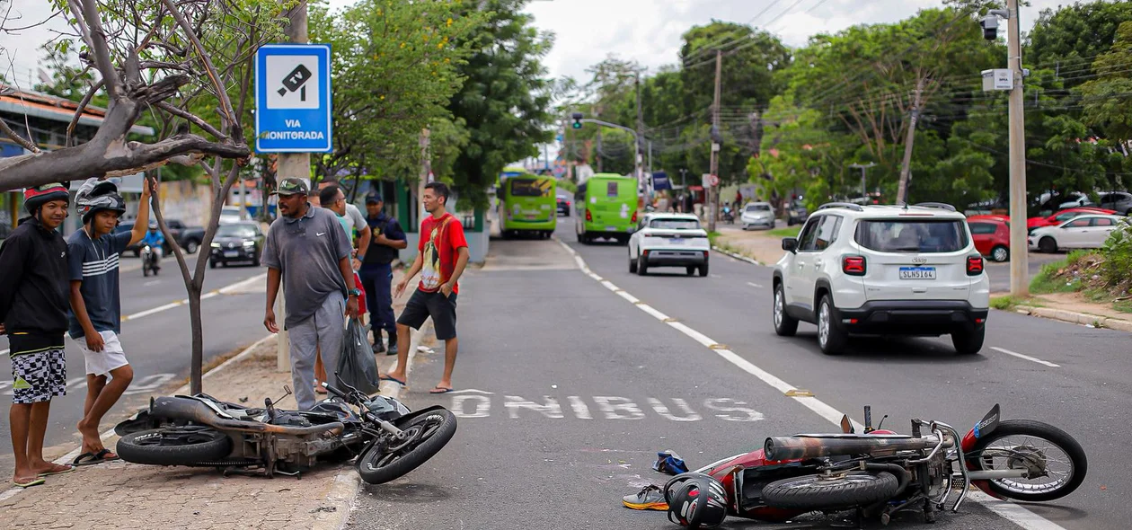 Motocicletas colidiram