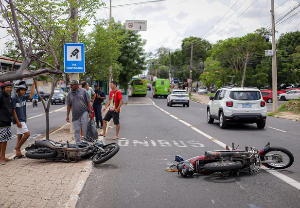 Motocicletas colidiram