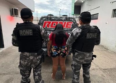 Mulher de 24 anos presa pelo BPRONE sob suspeita de tráfico de drogas
