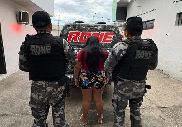 Mulher de 24 anos presa pelo BPRONE sob suspeita de tráfico de drogas