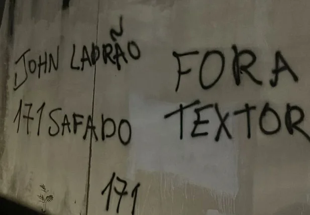 Muros do CT do Botafogo são pichados