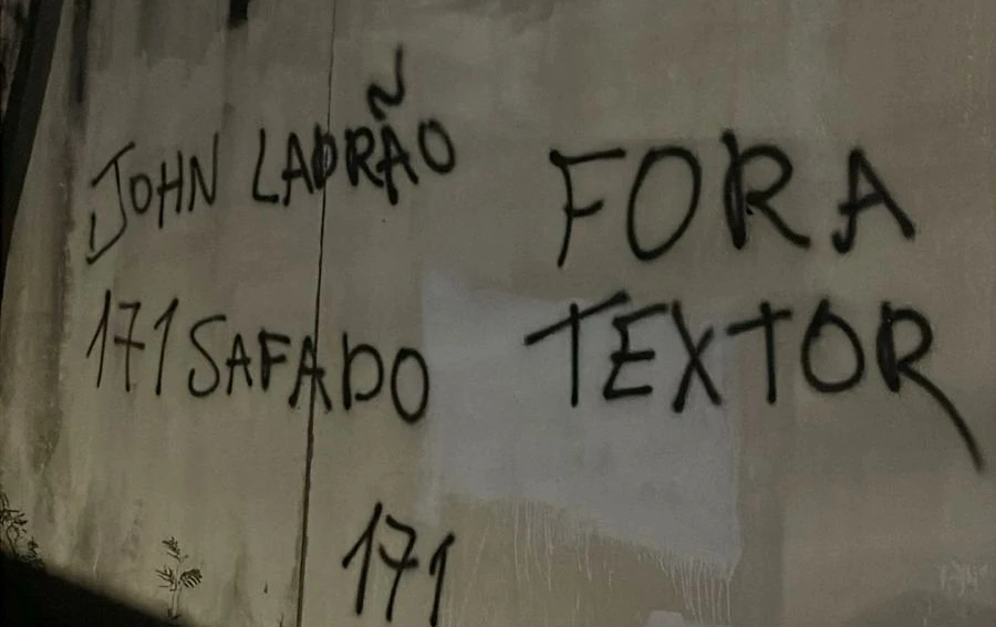 Muros do CT do Botafogo são pichados