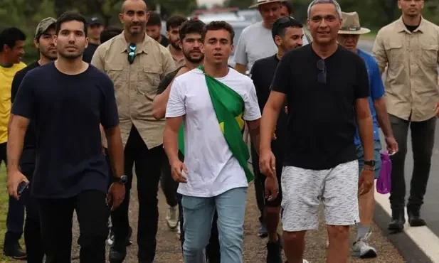 Nikolas Ferreira conquista apoio político em caminhada rumo a Brasília