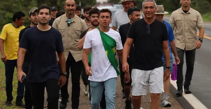 Nikolas Ferreira conquista apoio político em caminhada rumo a Brasília