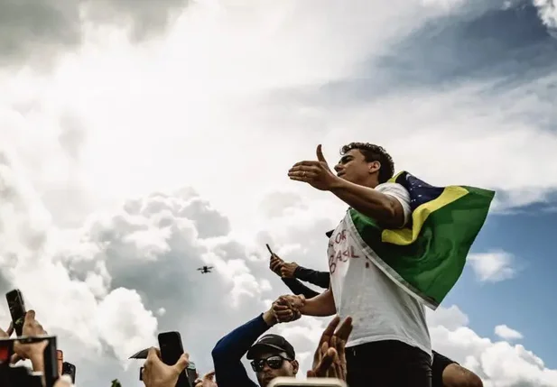 Nikolas Ferreira discursa em caminhada até Brasília