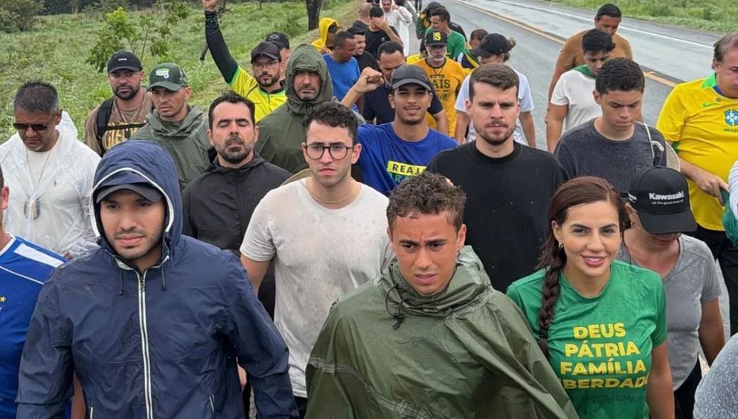 Nikolas Ferreira e apoiadores de Bolsonaro em manifestação