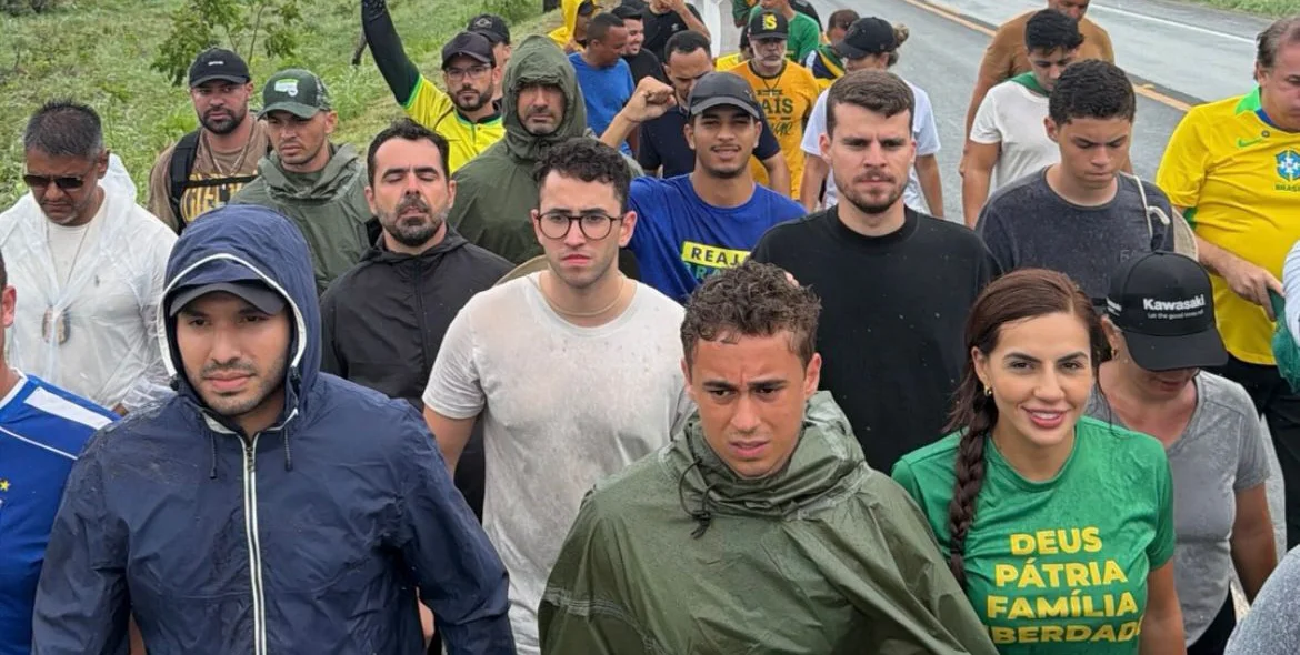 Nikolas Ferreira e apoiadores de Bolsonaro em manifestação