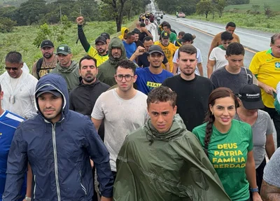 Nikolas Ferreira e apoiadores de Bolsonaro em manifestação