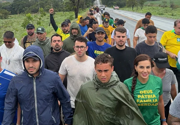 Nikolas Ferreira e apoiadores de Bolsonaro em manifestação