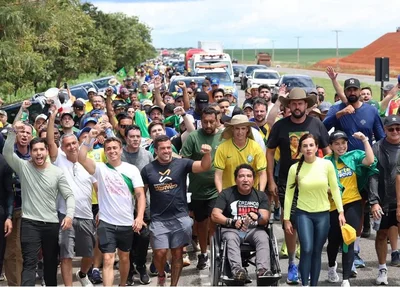 Nikolas Ferreira e apoiadores durante caminhada