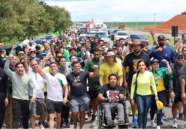 Nikolas Ferreira e apoiadores durante caminhada