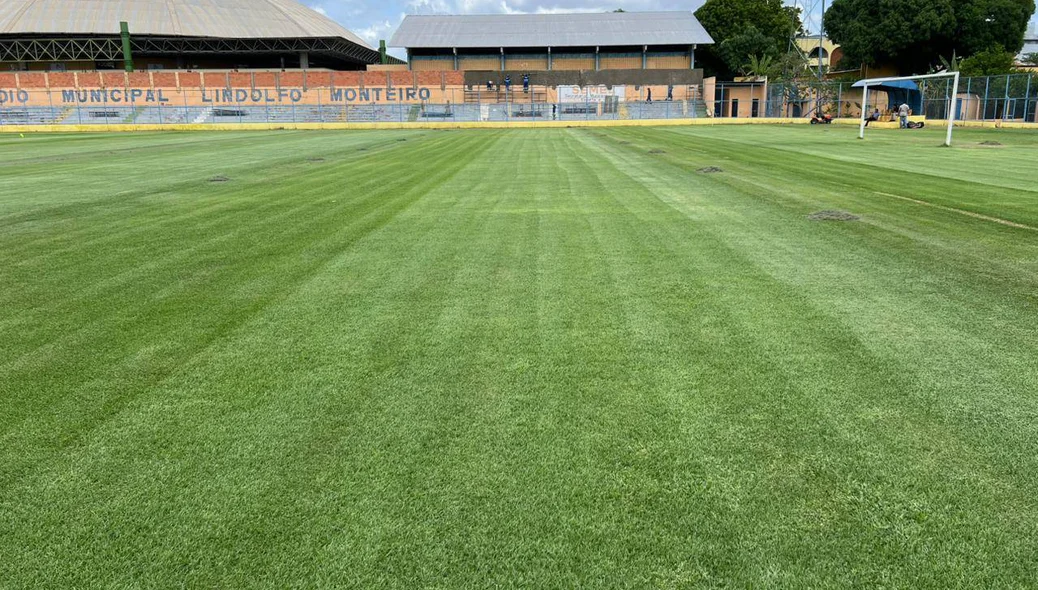 Novo gramado do estádio Lindolfo Monteiro