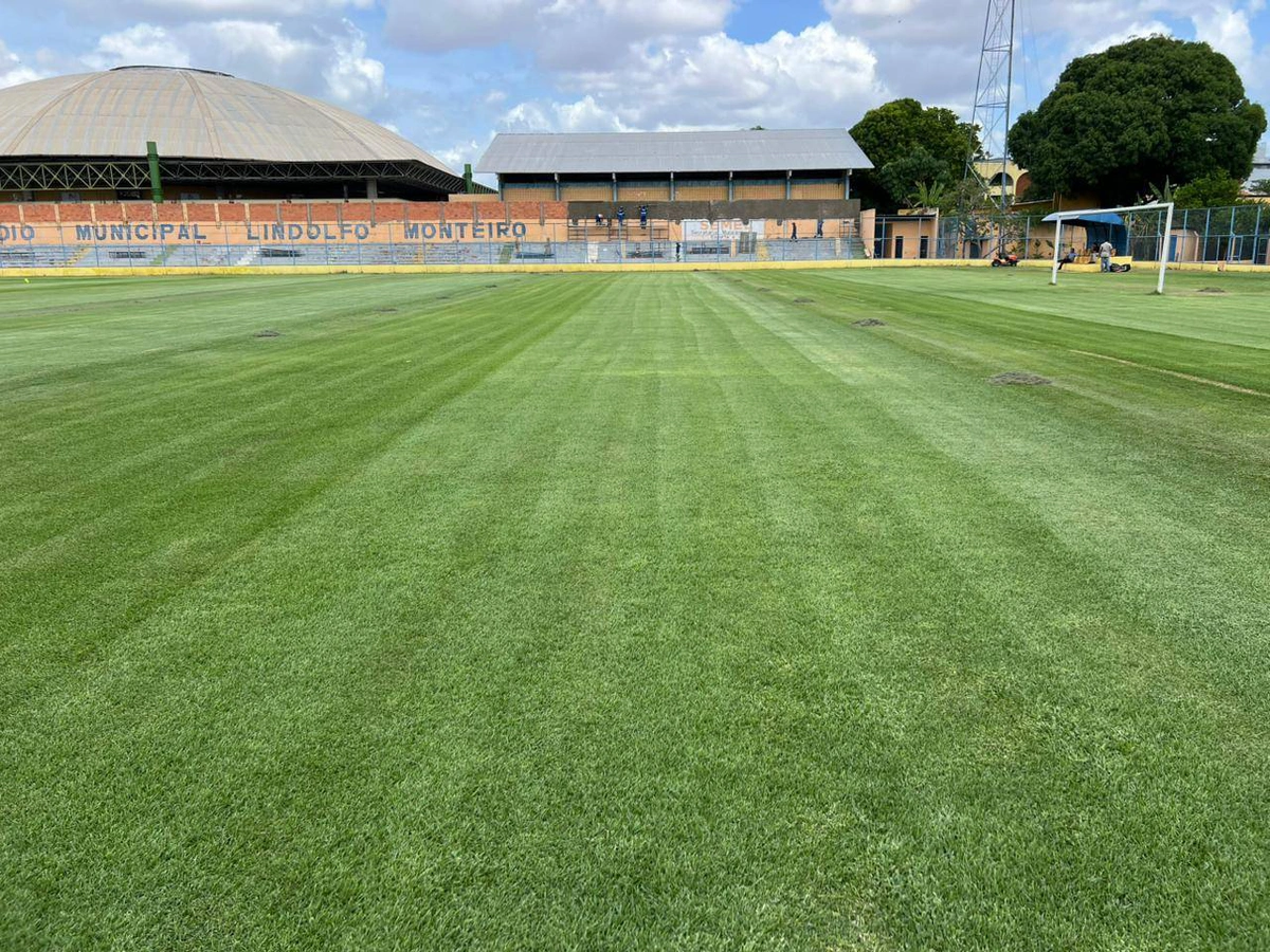 Novo gramado do estádio Lindolfo Monteiro