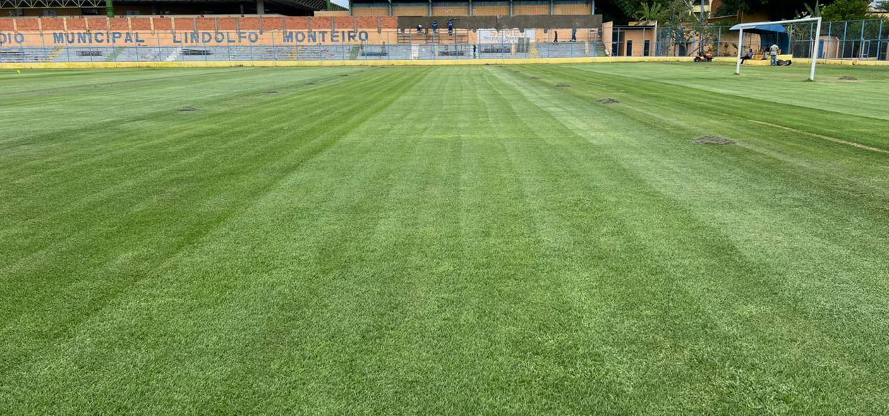 Novo gramado do estádio Lindolfo Monteiro