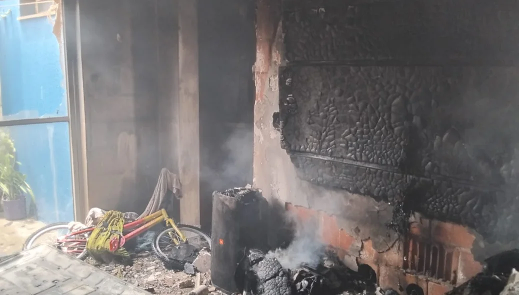 O incêndio se concentrou na sala do apartamento