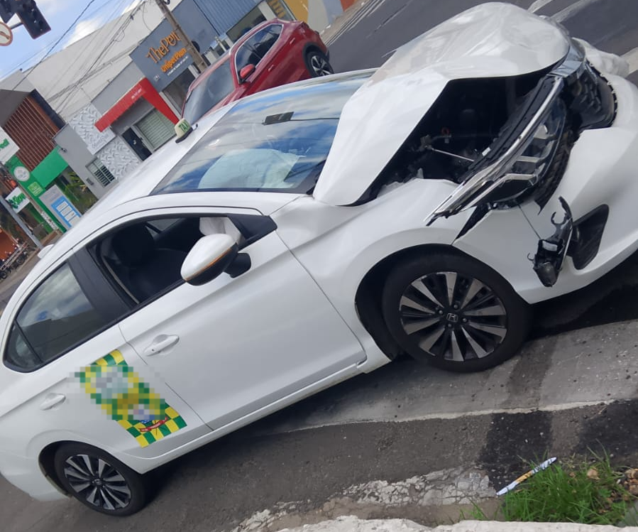 O táxi ficou com a frente destruída.