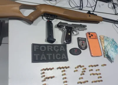 Os policiais apreenderam R$ 852 em dinheiro, 46 munições calibre .380, uma pistola do mesmo calibre