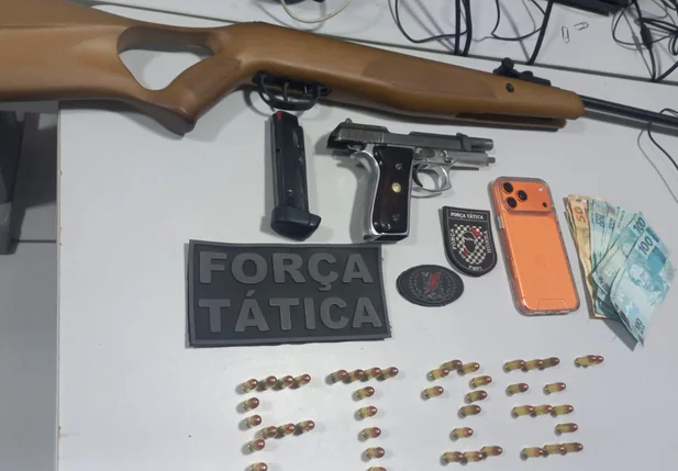 Os policiais apreenderam R$ 852 em dinheiro, 46 munições calibre .380, uma pistola do mesmo calibre