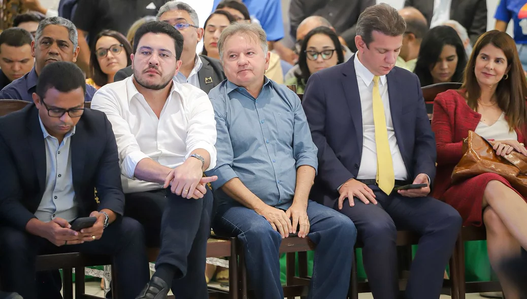 Parlamentares presentes no evento