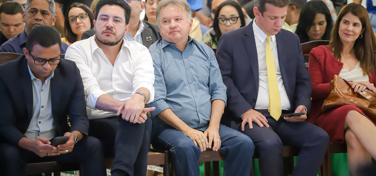 Parlamentares presentes no evento