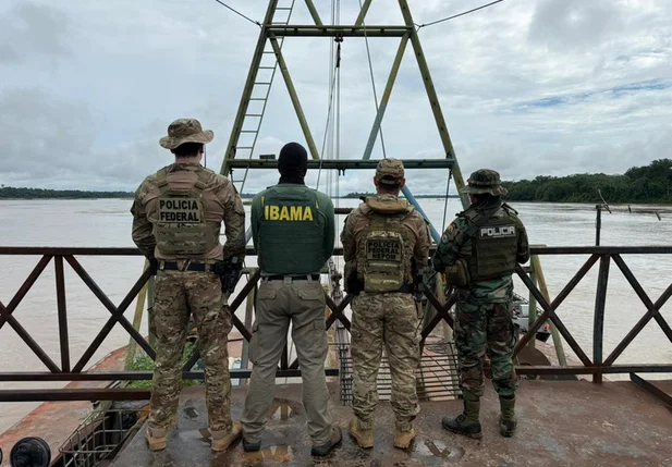 Policiais na operação