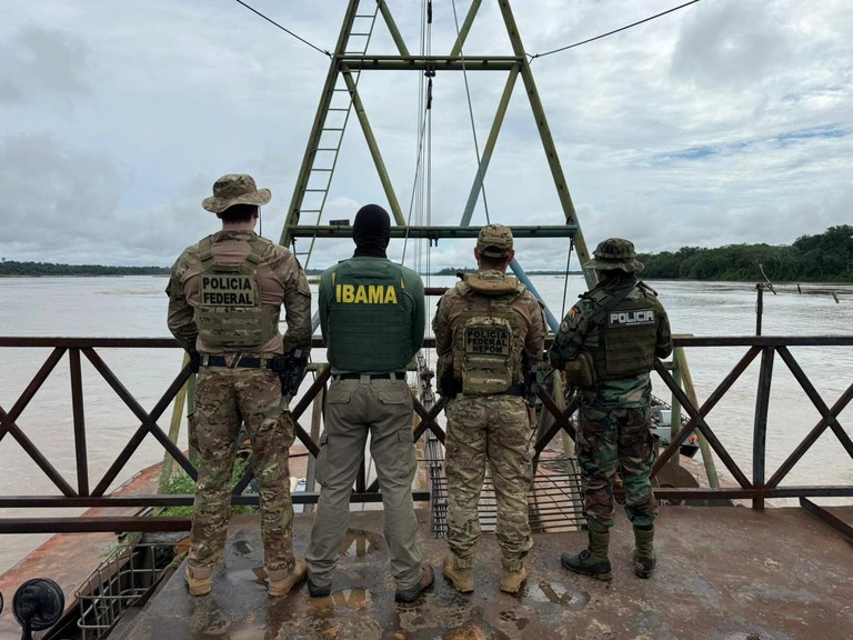 Policiais na operação