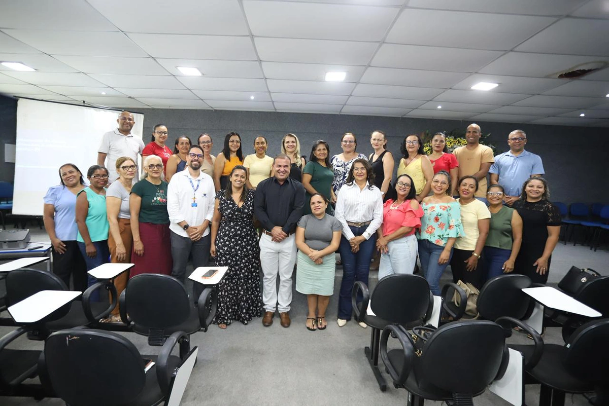 Prefeito Adelmo da Cincal e professores da rede municipal