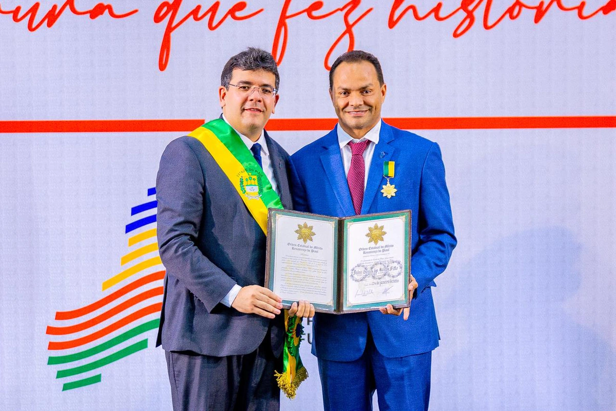 Prefeito de José de Freitas recebe medalha do governador Rafael Fonteles