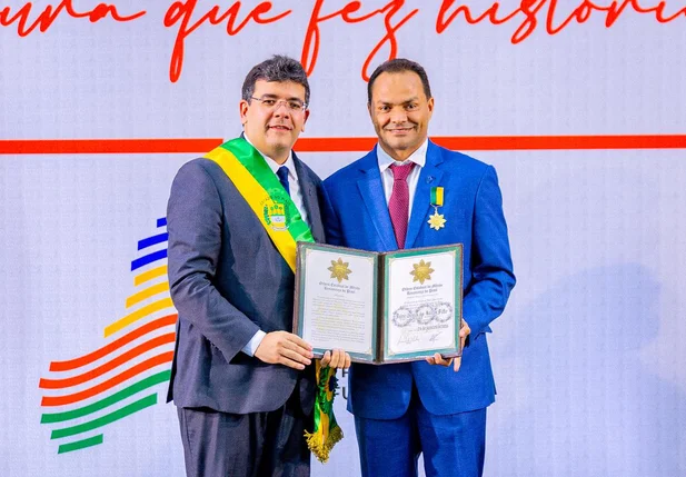 Prefeito de José de Freitas recebe medalha do governador Rafael Fonteles