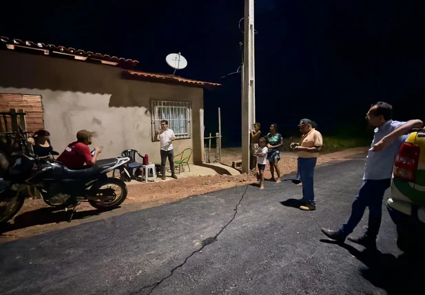 Prefeito Dr. Gilberto Júnior visita obras de asfaltamento e iluminação pública no bairro Bela Vista em Uruçuí