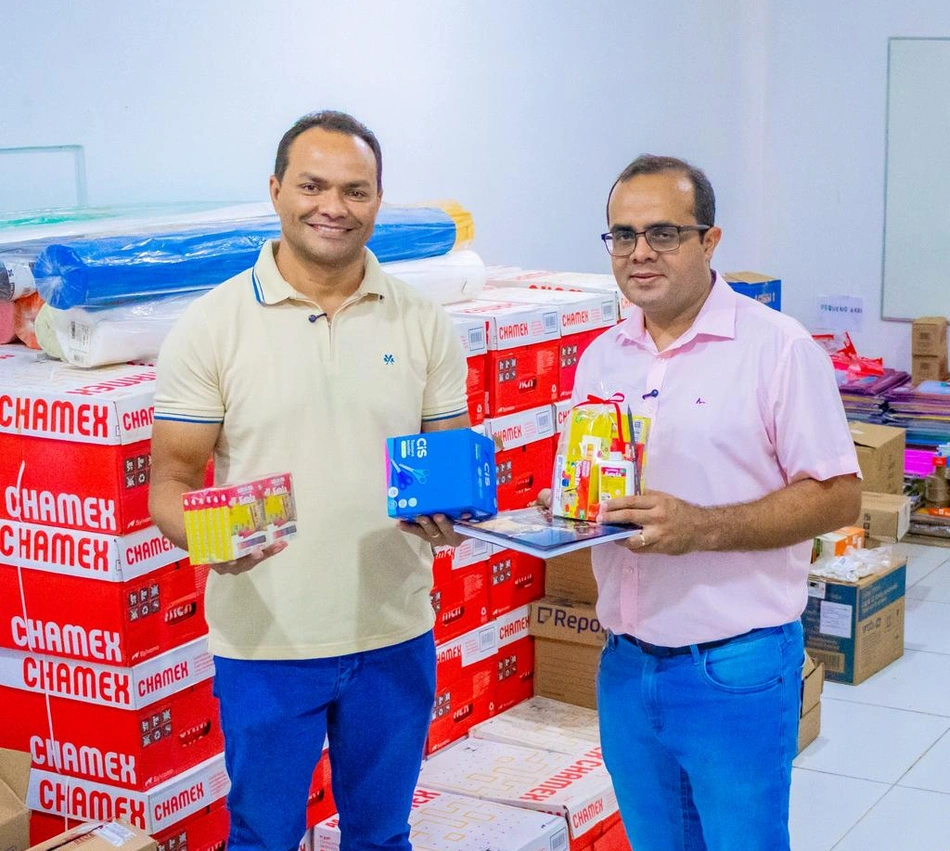 Prefeito Pedro Gomes e o secretário de Educação Rummenigge Rocha