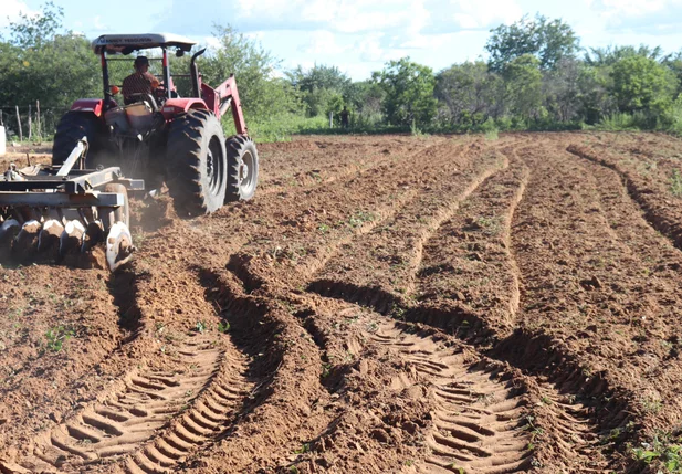 Prefeitura de São Raimundo Nonato inicia aração de terras para agricultores familiares