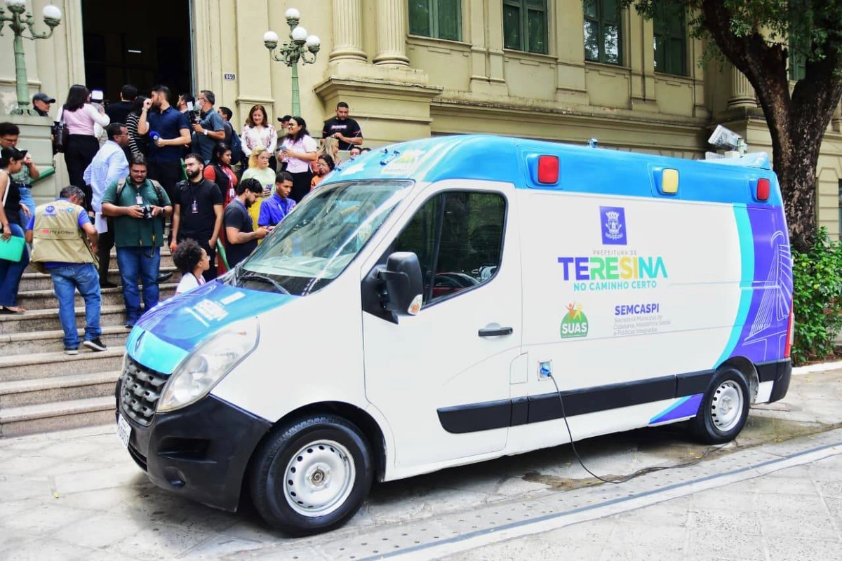Prefeitura disponibiliza dois carros adaptados para banhos de moradores em situação de rua
