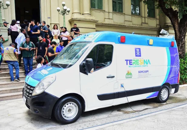 Prefeitura disponibiliza dois carros adaptados para banhos de moradores em situação de rua