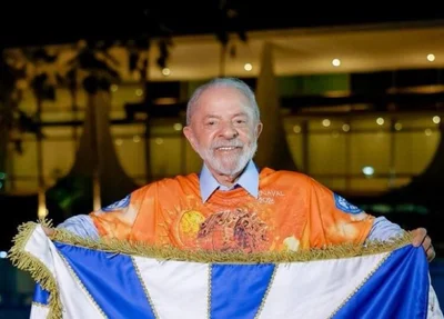 Presidente Lula com estandarte da escola Acadêmicos de Niterói