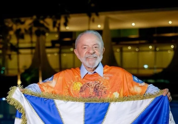 Presidente Lula com estandarte da escola Acadêmicos de Niterói