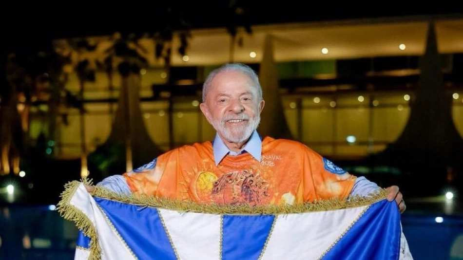 Presidente Lula com estandarte da escola Acadêmicos de Niterói