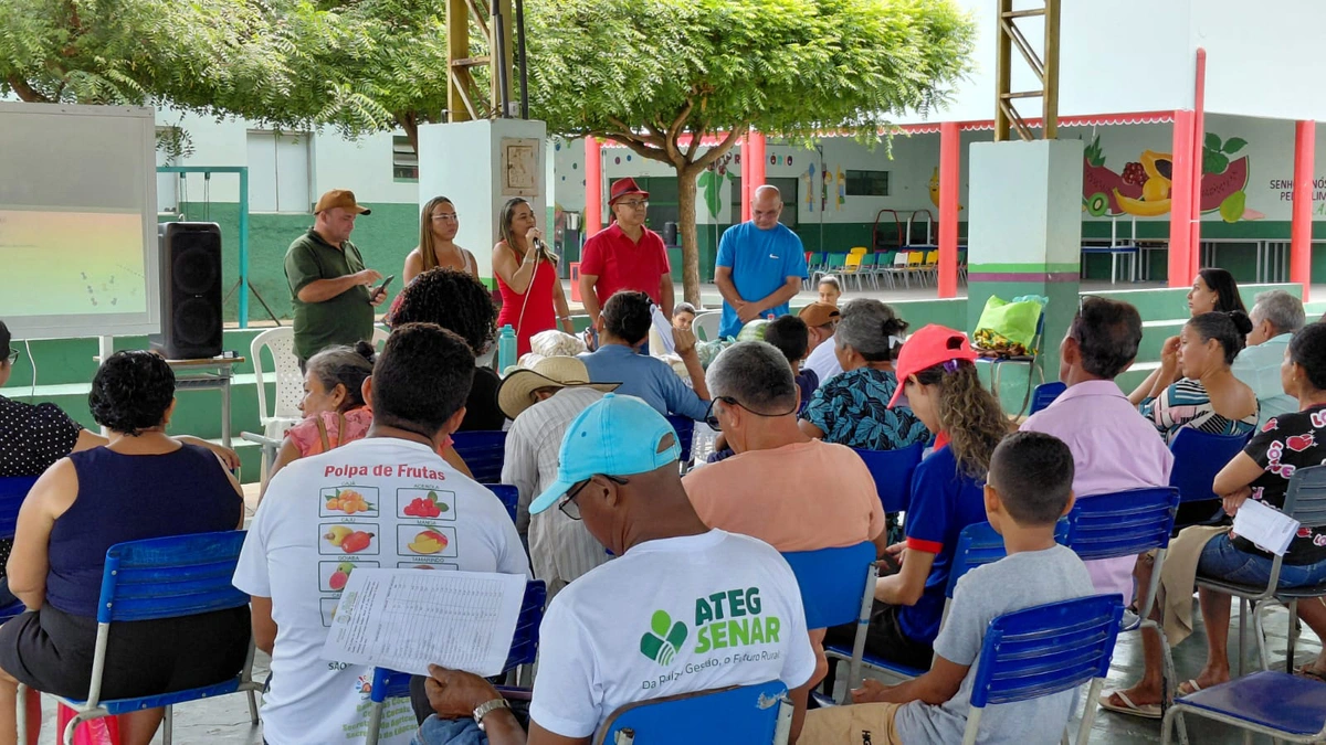 Produtores rurais participam de reunião sobre fornecimento de alimentos para escolas municipais