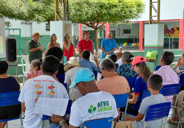 Produtores rurais participam de reunião sobre fornecimento de alimentos para escolas municipais