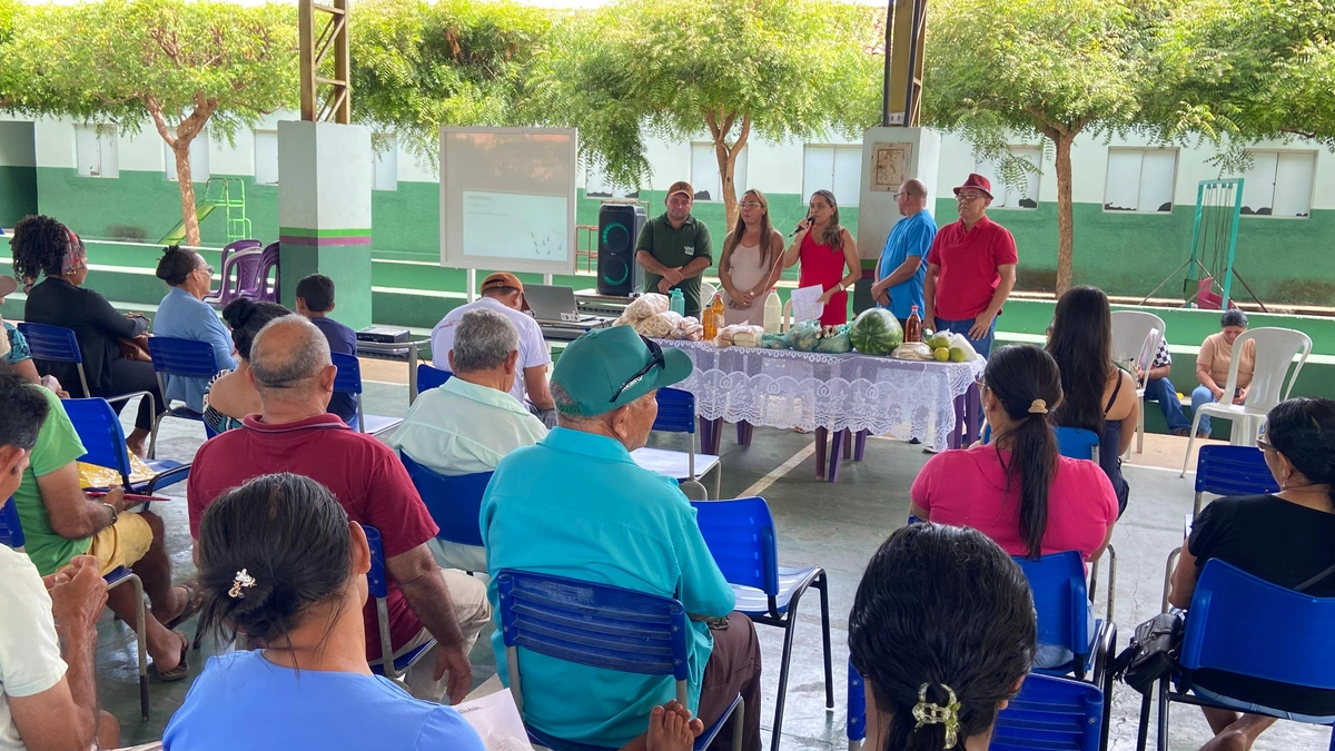 Produtores rurais participam de reunião sobre fornecimento de alimentos para escolas municipais  em São João do Arraial